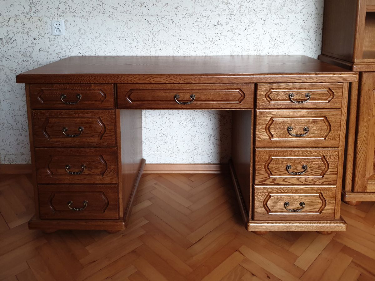 Stylowe biurko z litego drewna 1